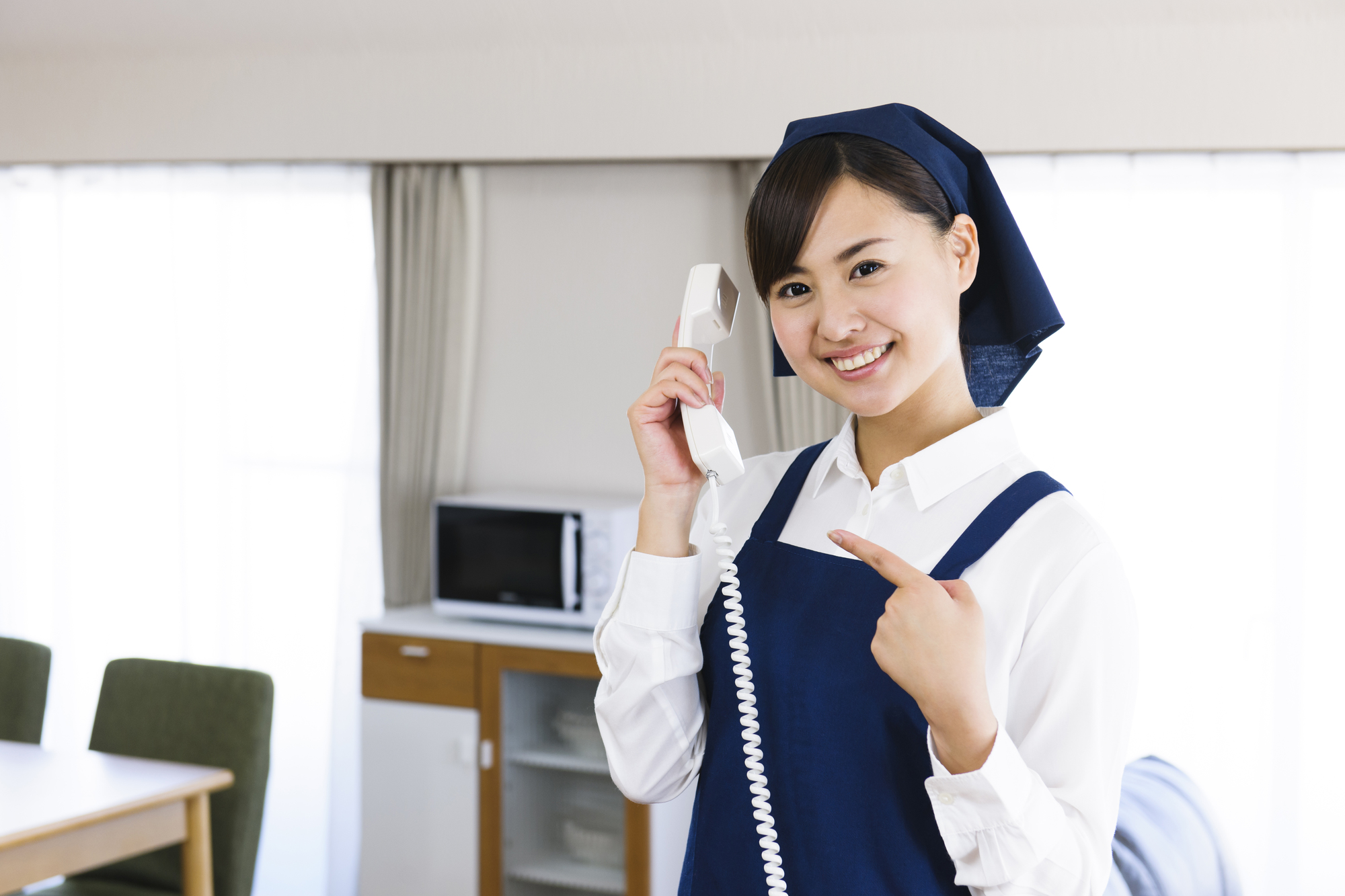 電話で急な依頼に対応するスタッフ